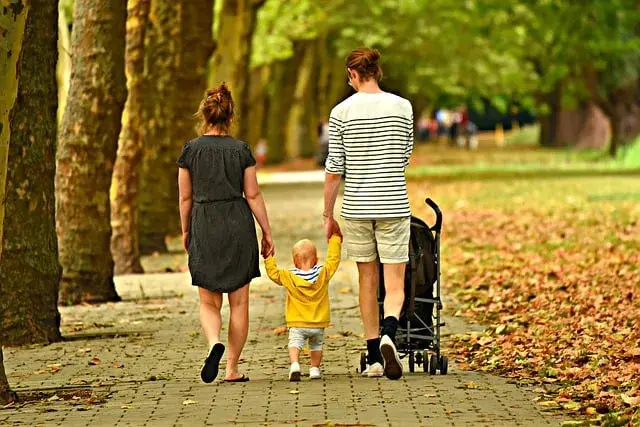 Kiedy z niemowlakiem na spacer? Bezpieczne zasady i porady dla rodziców