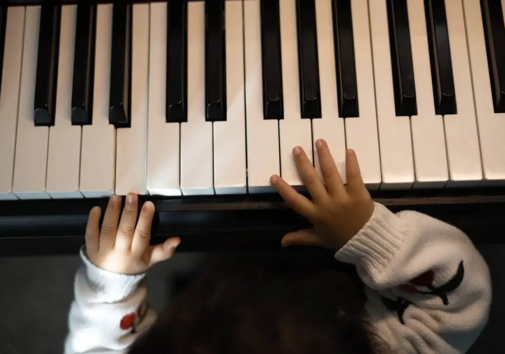 Proste instrumenty muzyczne w przedszkolu, które rozwijają małe talenty