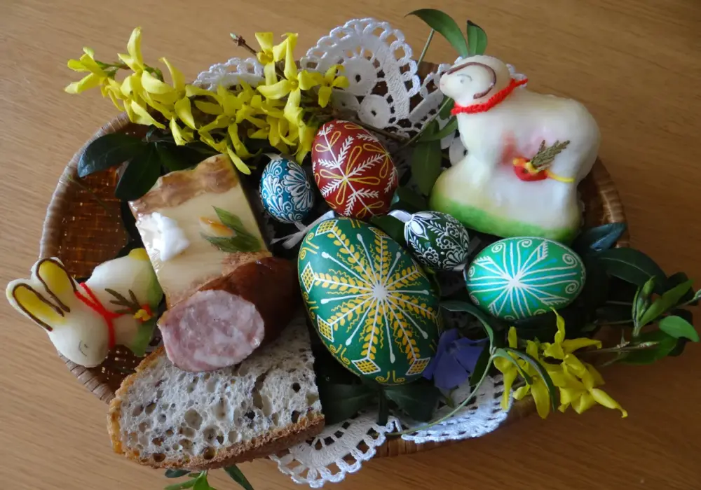 Co wkładamy do koszyczka wielkanocnego w przedszkolu? Magiczne inspiracje dla rodziców