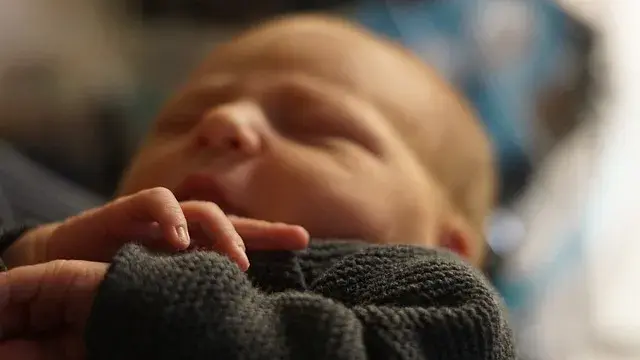 Spokojny sen niemowlęcia: skuteczne metody usypiania karmionych piersią