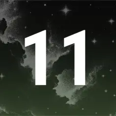 Białe cyfry 11 na tle nocnego nieba z gwiazdami i mgławicami. 11:44 znaczenie – czas na refleksję i nowe początki.