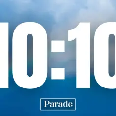 Białe cyfry 10:10 na tle błękitnego nieba z tęczą. To może być znak, że 1010 znaczenie jest pozytywne, jak nadzieja po deszczu.