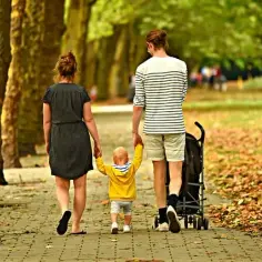 Kiedy z niemowlakiem na spacer? Bezpieczne zasady i porady dla rodziców
