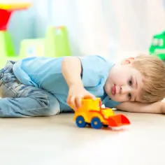 Wsparcie dziecka z autyzmem w przedszkolu. Ile godzin przysługuje rodzicom?