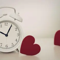 Biały budzik pokazuje 10:08. Obok dwa czerwone serca. Czyżby rok 1818 miał jakieś szczególne znaczenie dla miłości?