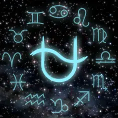 Jasnoniebieskie znaki z zodiaku unoszą się na tle gwieździstego nieba. Symbol Jowisza dominuje w centrum, otoczony przez dwanaście konstelacji.