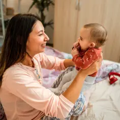 Co robić z 3-miesięcznym niemowlakiem: 8 zabaw wspierających rozwój