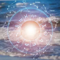 Okrąg zodiaku z symbolami i gwiazdozbiorami na tle morza. Sprawdź swój horoskop miesięczny Byk!