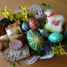 Co wkładamy do koszyczka wielkanocnego w przedszkolu? Magiczne inspiracje dla rodziców