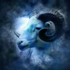 Głowa barana z kręconymi rogami na tle kosmicznej mgławicy. Symbol znaku zodiaku Baran, idealny do horoskopu miesięcznego.