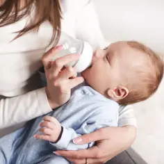 Woda dla niemowlaka: Bezpieczne nawadnianie dziecka karmionego mlekiem modyfikowanym