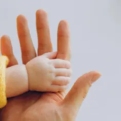 Sucha skóra niemowlaka: skuteczne sposoby nawilżania i pielęgnacji