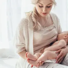 Ile pokarmu potrzebuje 6-miesięczne dziecko? Prawdziwe zasady karmienia piersią