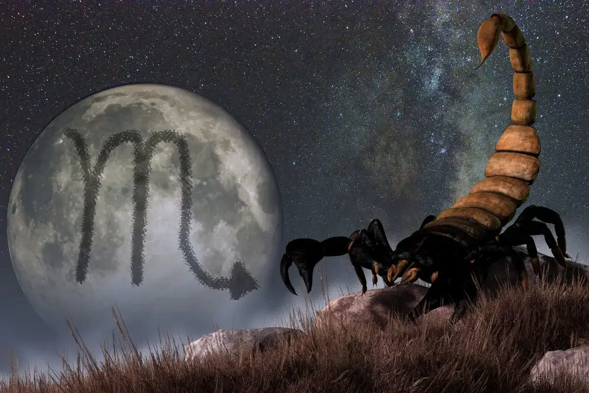 Nocne niebo z drogą mleczną, wielki księżyc z symbolem Skorpiona i wielki skorpion na skałach. Ascendent w skorpionie.