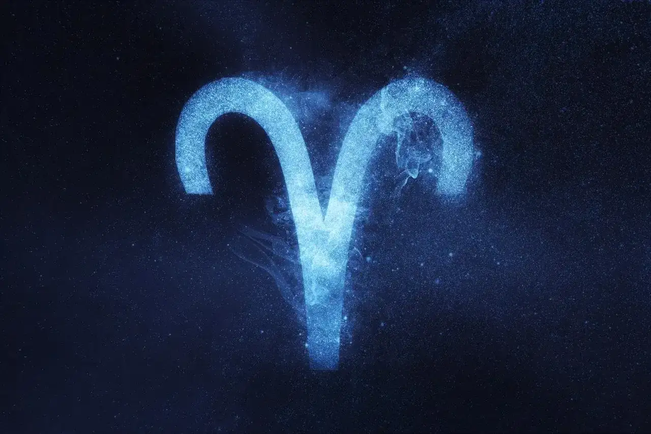 Błękitny symbol Barana, 24 marca znak zodiaku, świeci na tle nocnego nieba pełnego gwiazd.