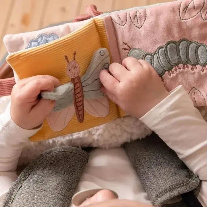 Zdjęcie Książeczka sensoryczna dla 2 latka – jak wspiera rozwój dziecka?