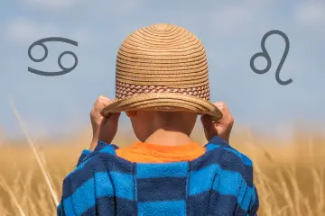 Chłopiec w słomkowym kapeluszu, z symbolami Raka i Lwa, sugeruje, że 8 lipca znak zodiaku to Rak, a nadchodzący Lew.