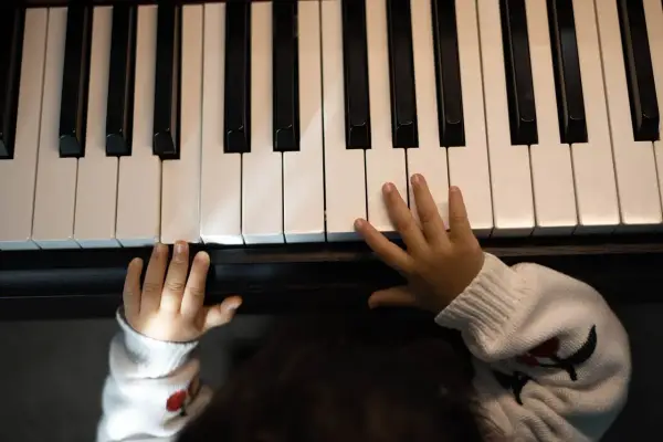 Proste instrumenty muzyczne w przedszkolu, które rozwijają małe talenty