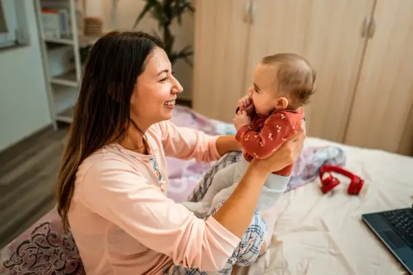 Co robić z 3-miesięcznym niemowlakiem: 8 zabaw wspierających rozwój