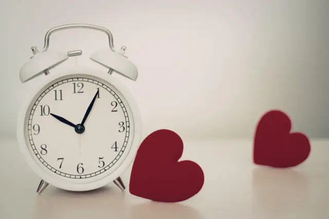 Biały budzik pokazuje 10:08. Obok dwa czerwone serca. Czyżby rok 1818 miał jakieś szczególne znaczenie dla miłości?